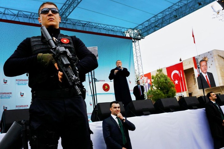Erdogan veut convaincre les Kurdes de voter en faveur de son référendum - ảnh 1